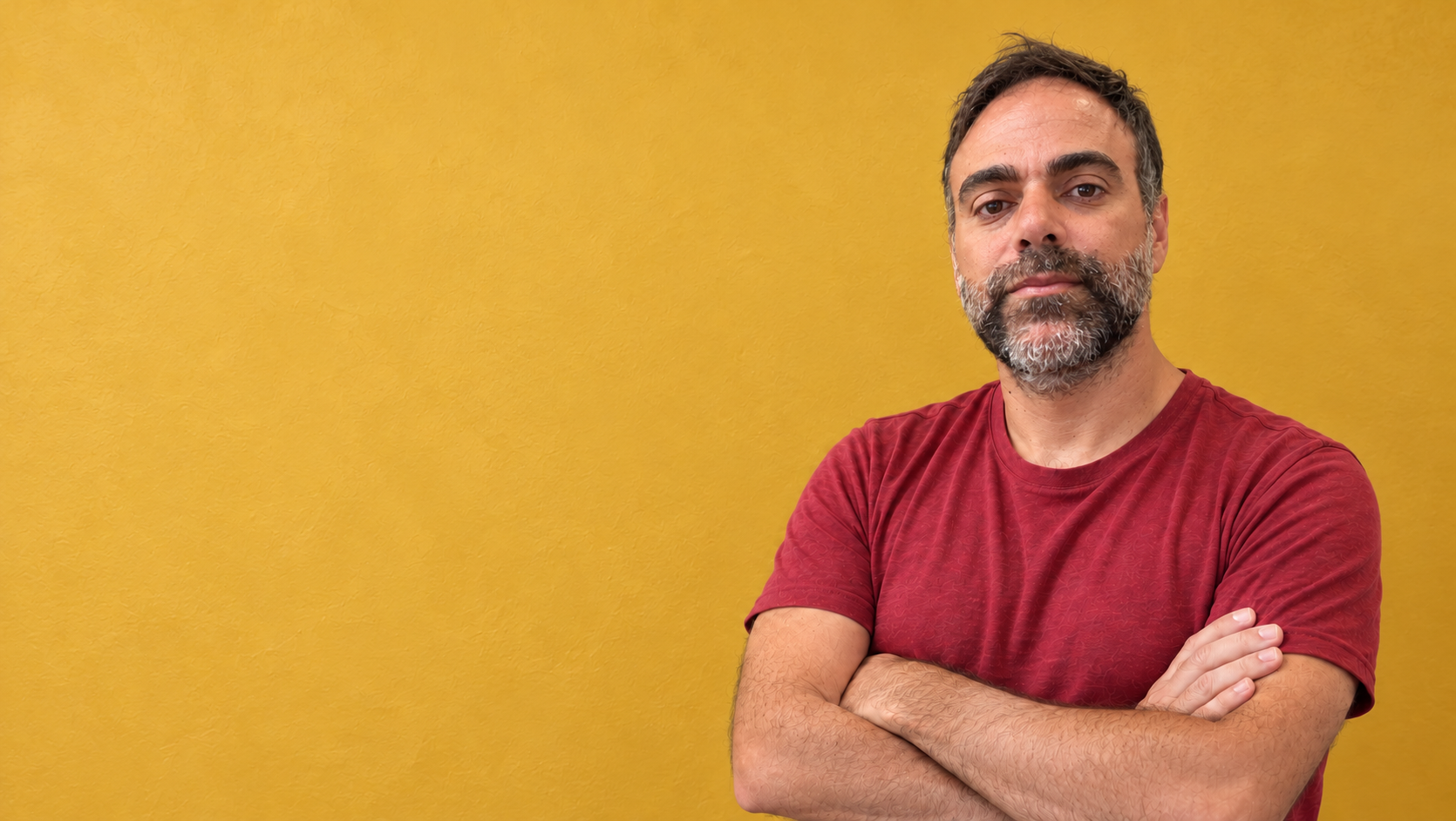 Ritratto di Carlo Molinari a braccia incrociate